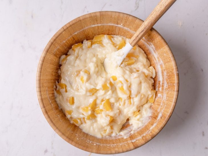 Tigela com o creme misturado com o pêssego picado.