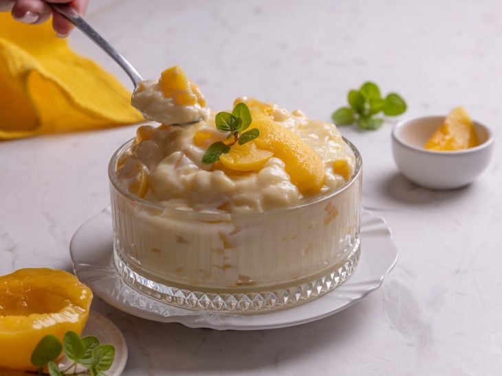 Um recipiente contendo creme belga com pêssego.