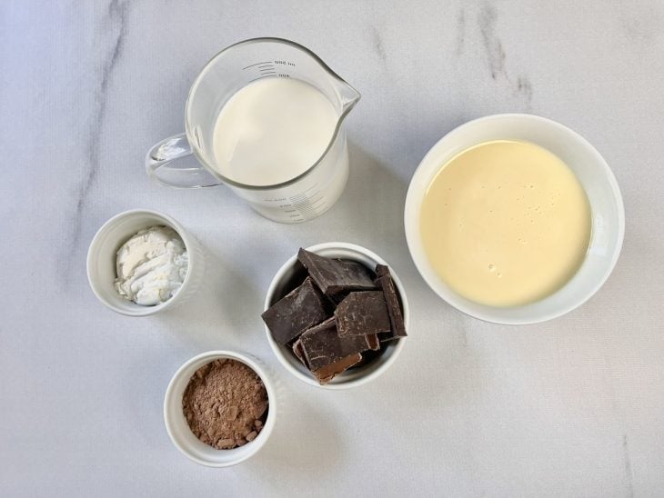 Ingredientes para a receita reunidos em uma bancada.