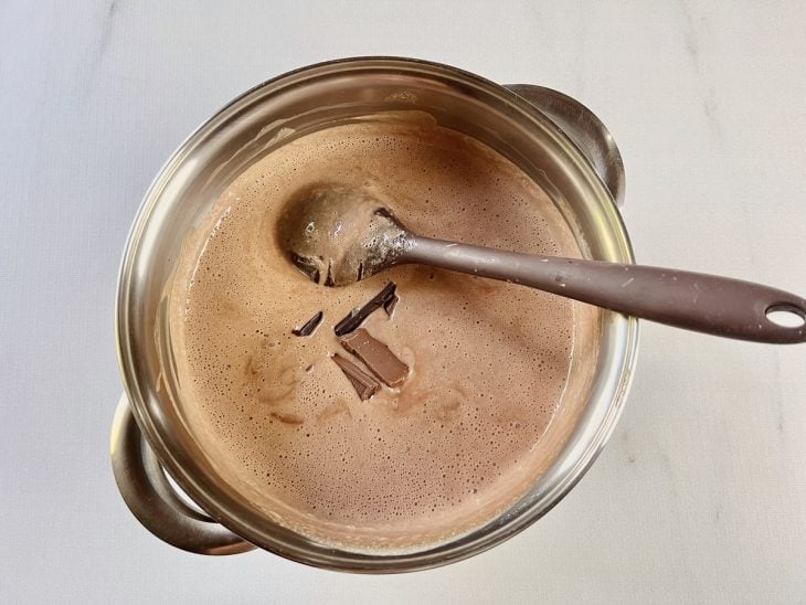 Chocolate adicionado na panela.