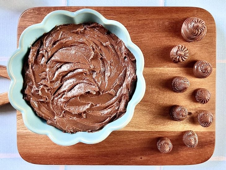 Creme belga de chocolate pronto para consumo.
