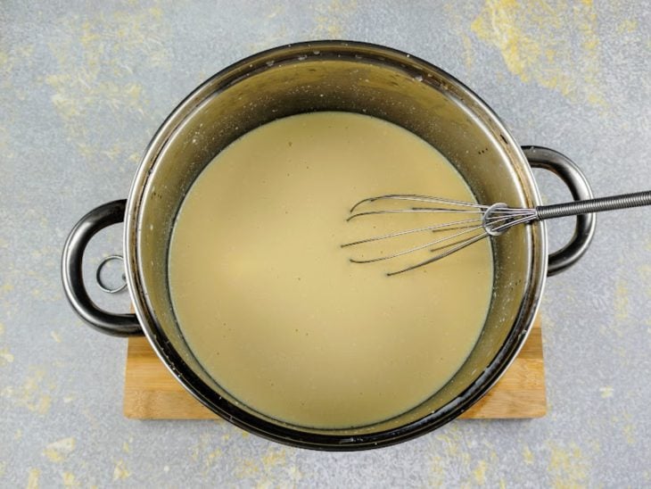 Ingredientes adicionados e incorporados na panela.