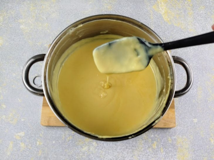 Creme no ponto em uma panela.