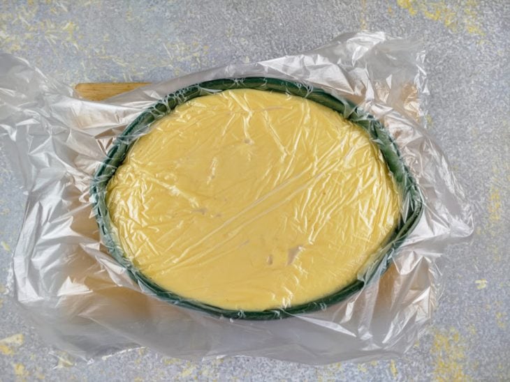 Creme belga em uma travessa coberta por plástico-filme.