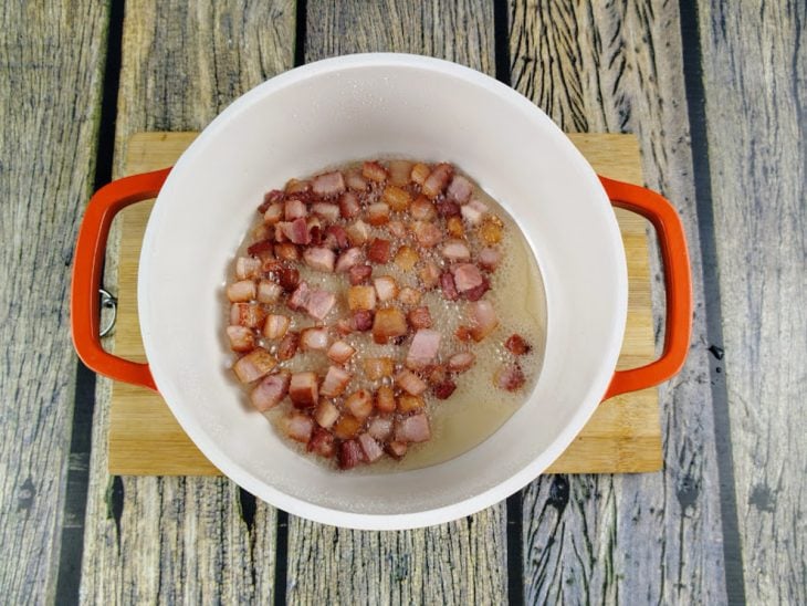 Uma panela com o bacon a fritar.