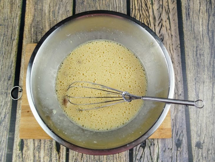 Uma tigela com a mistura da massa do crème brûlée.