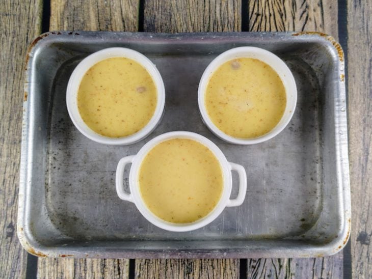 Ramequins com crème brûlée salgado em banho-maria.
