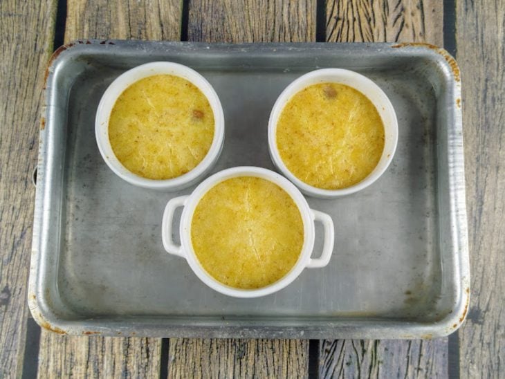 Ramequins com crème brûlée salgado após assarem.