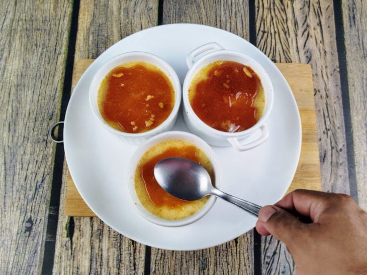 Açúcar caramelizado sobre ramequins com crème brûlée.