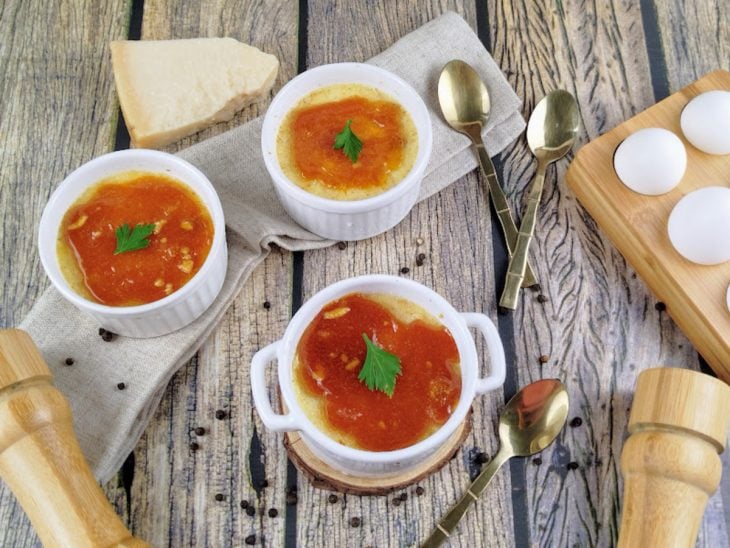 Ramequins com crème brûlée salgado prontos.