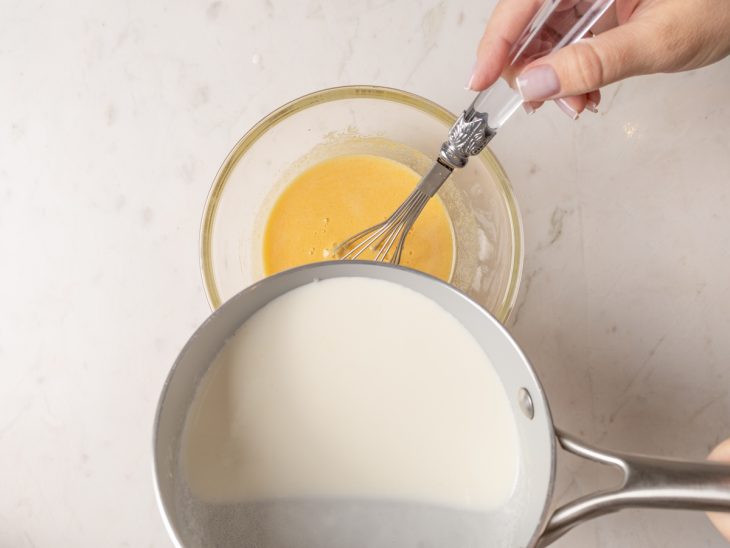 adicionando creme de leite a mistura de gemas