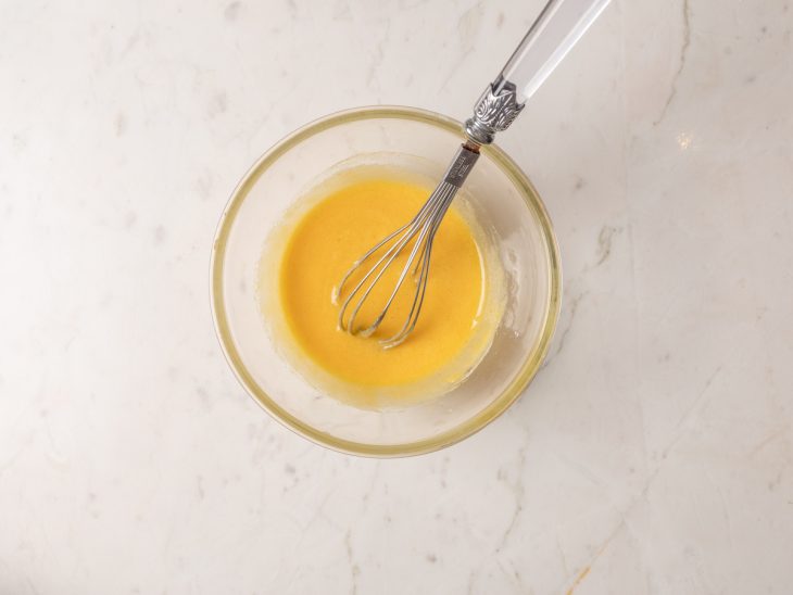 mistura de ovo batido para creme brule