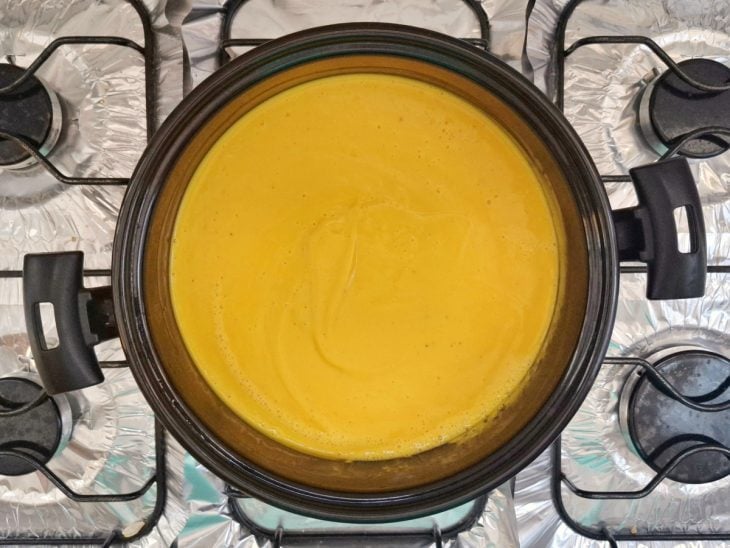 Creme de abóbora batido com mixer na panela.