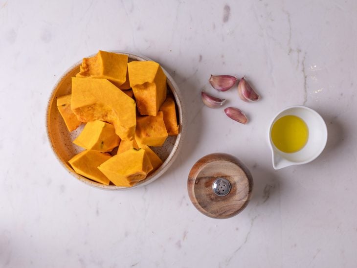 Uma bancada com os ingredientes do creme.