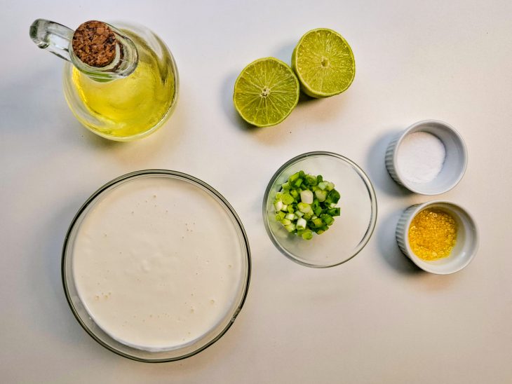 Ingredientes reunidos na bancada.