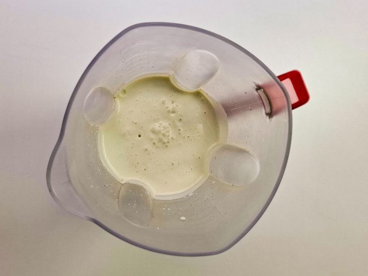 No liquidificador, os ingredientes batidos.