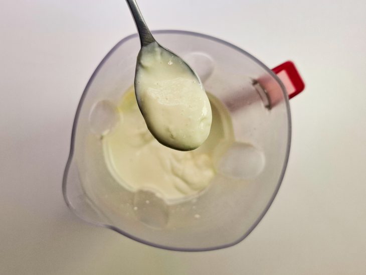 No liquidificador, a mistura mais grossa, após a adição do óleo.