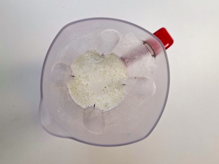 Ingredientes batidos no copo do liquidificador.