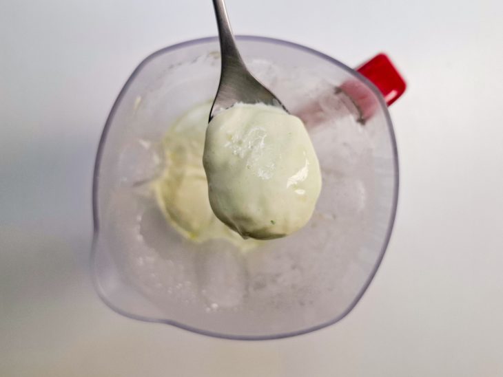 Creme de alho na consistência adequada numa colher.