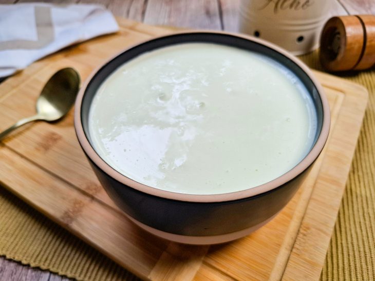 Creme de alho com leite pronto para consumo.