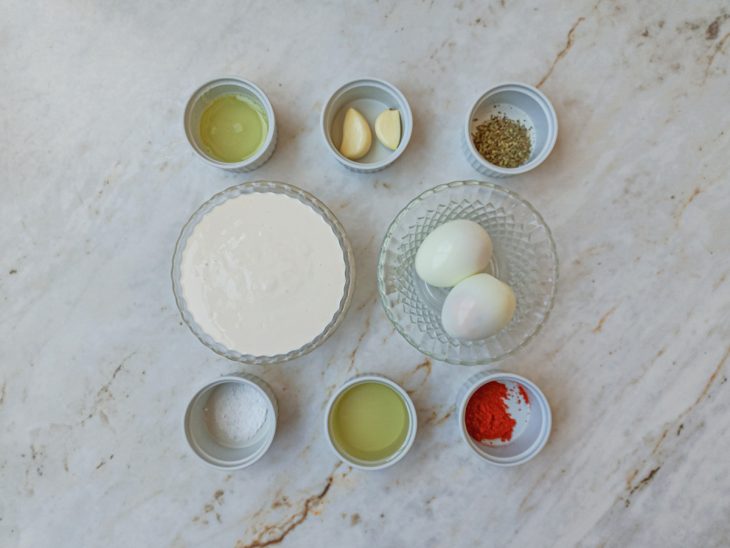 Ingredientes reunidos para o preparo do creme de alho.