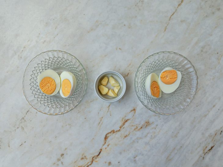 Ovos cozidos e dentes de alho descascados.