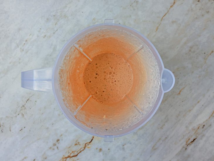 Mistura batida no copo do liquidificador.