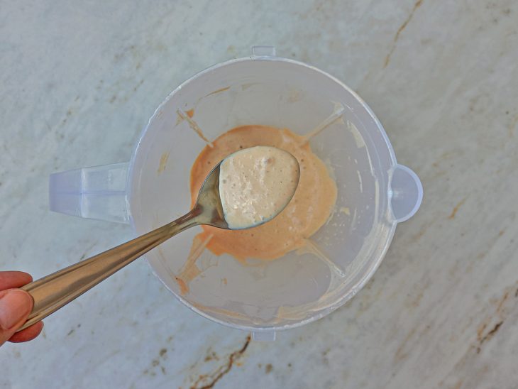 Creme consistente numa colher.