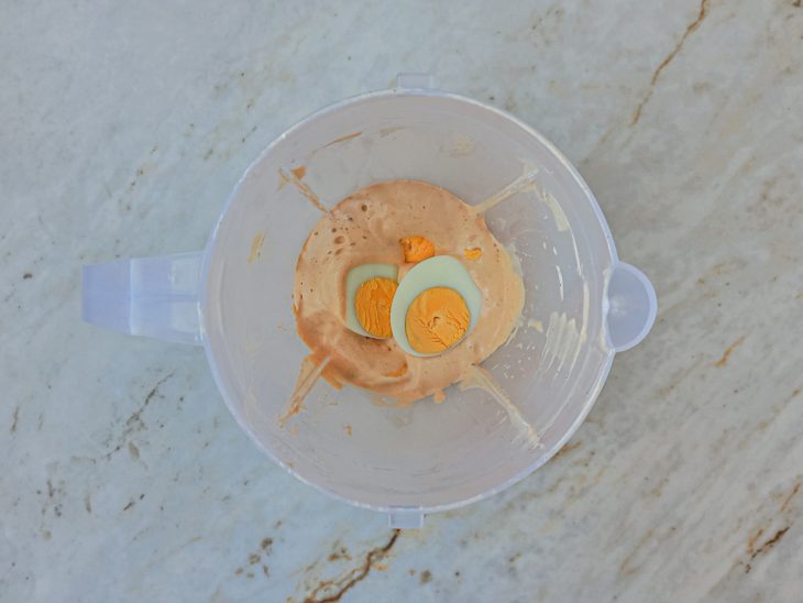 Ovos adicionados no liquidificador.