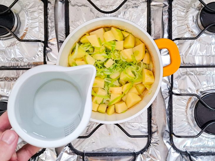 Água adicionada à panela.