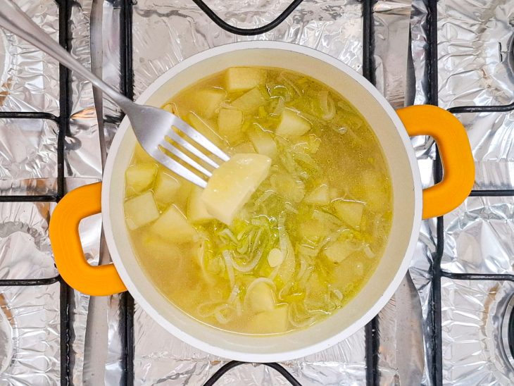 Legumes cozinhando na panela.