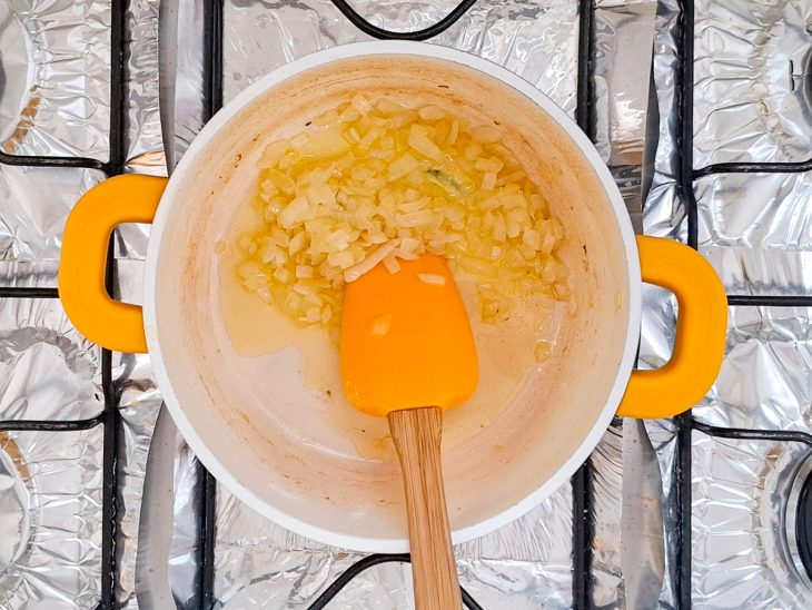 Cebola picada refogando.