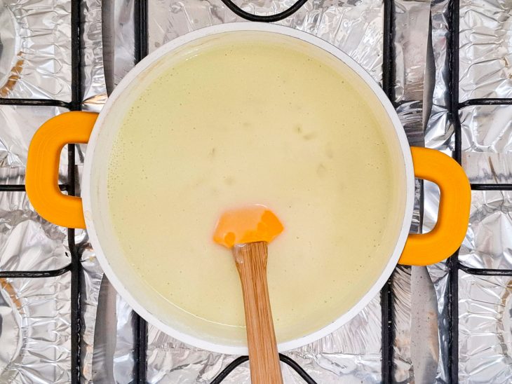 Creme fervendo na panela.