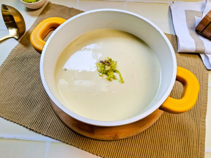 Creme de alho-poró servido.