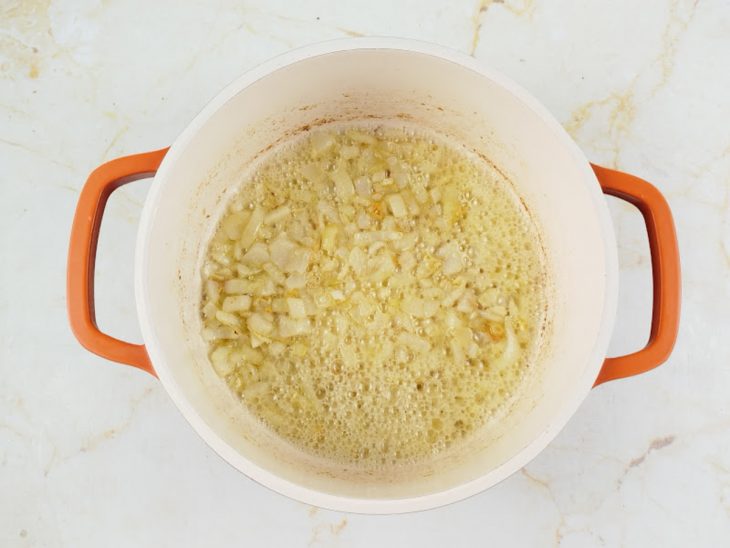 Cebola picada, alho fatiado e aspargos cortados em rodelas.