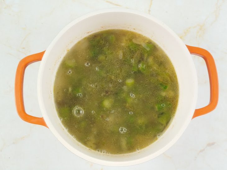 Aspargos cozinhando na água até ficarem macios.