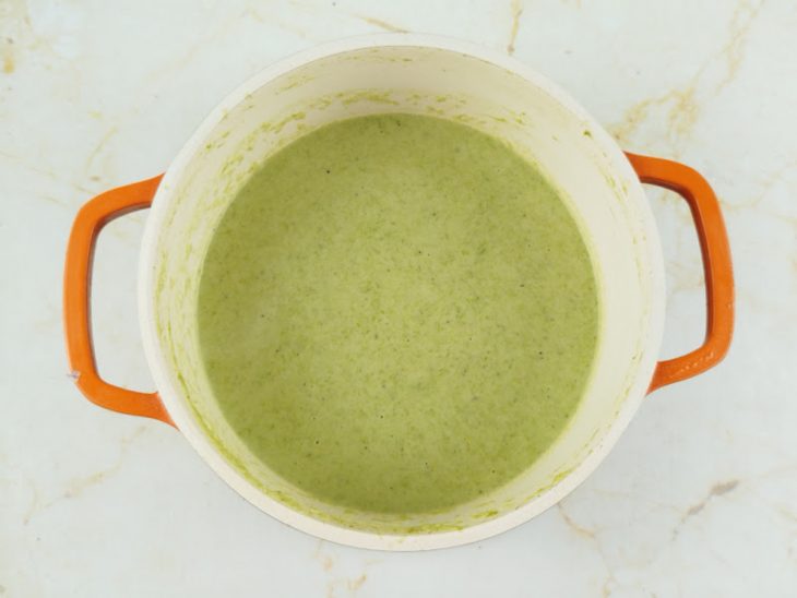 Creme de aspargos sendo mexido até ficar homogêneo.