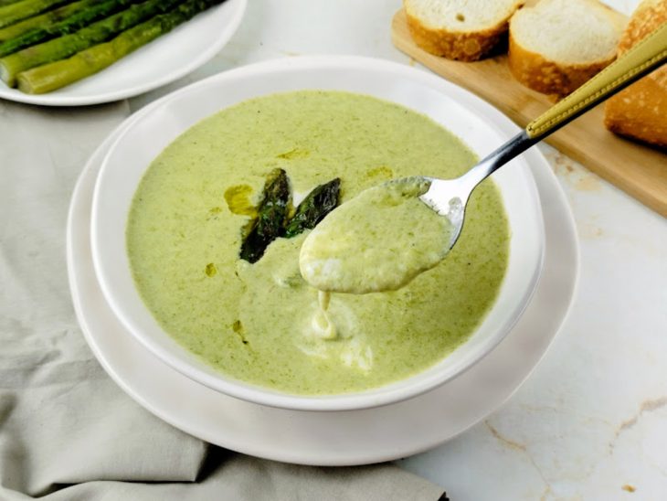 Creme de aspargos servido com os aspargos dourados por cima.