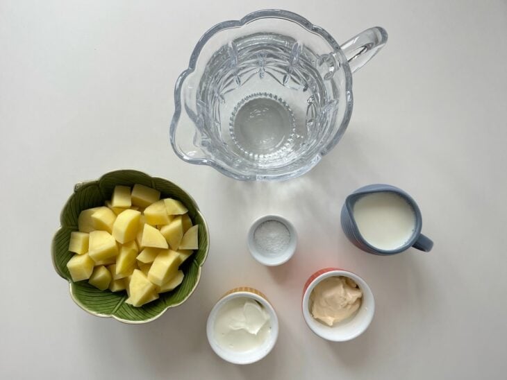 Ingredientes separados sobre a bancada.
