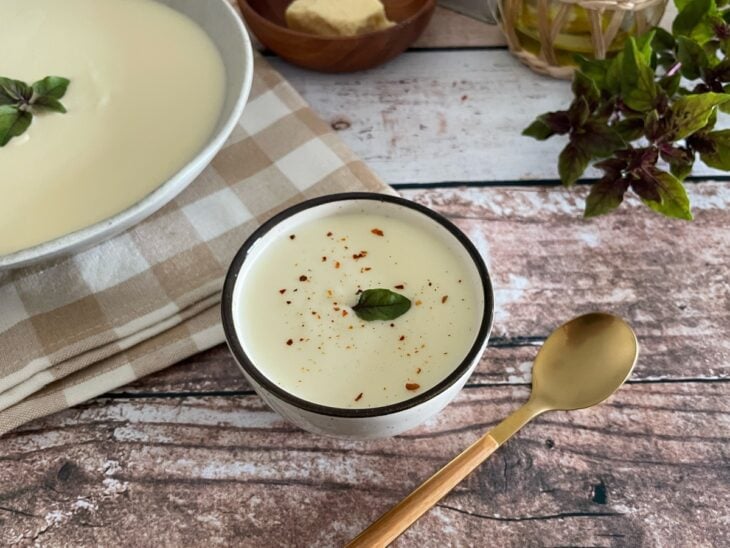 Creme de batata servido.