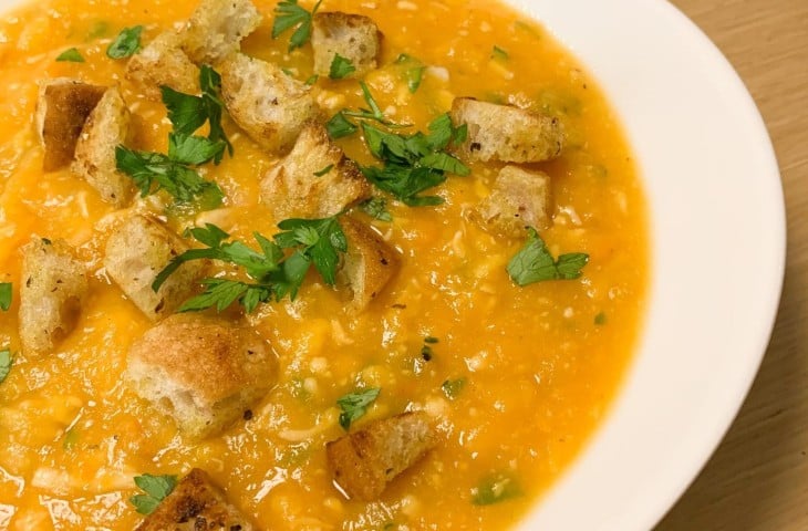 Creme de batatas com cenoura e croutons