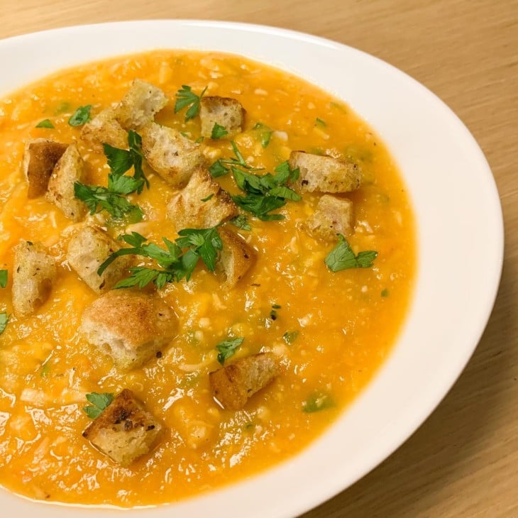 Creme de batatas com cenoura e croutons
