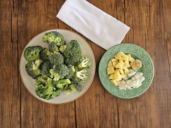 Dois pratos contendo os vegetais picados.