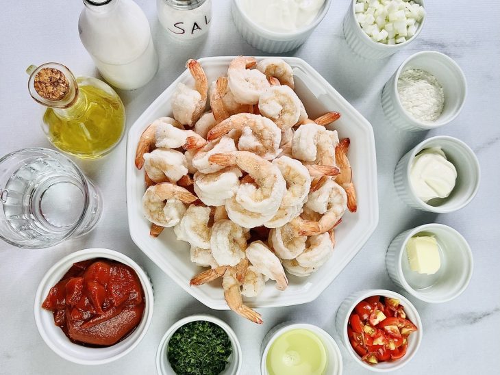 Ingredientes reunidos em uma bancada.