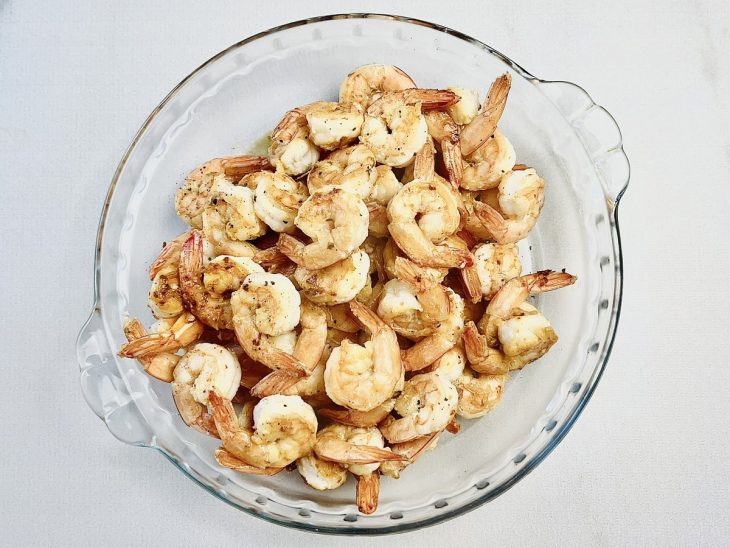 Camarões fritos reservados em uma tigela de vidro.