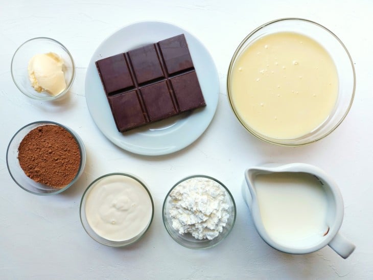 Ingredientes do creme de chocolate para recheio de bolo.