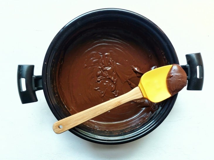 Creme de chocolate cremoso em panela.
