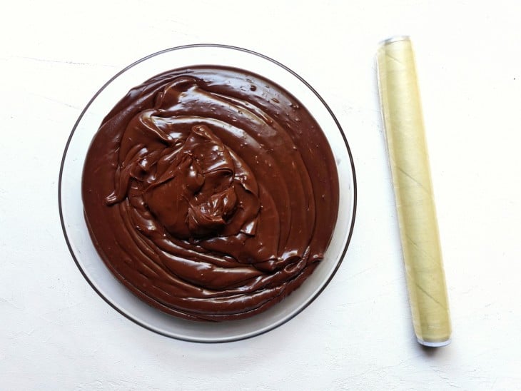 Refratário com creme de chocolate para recheio de bolo.