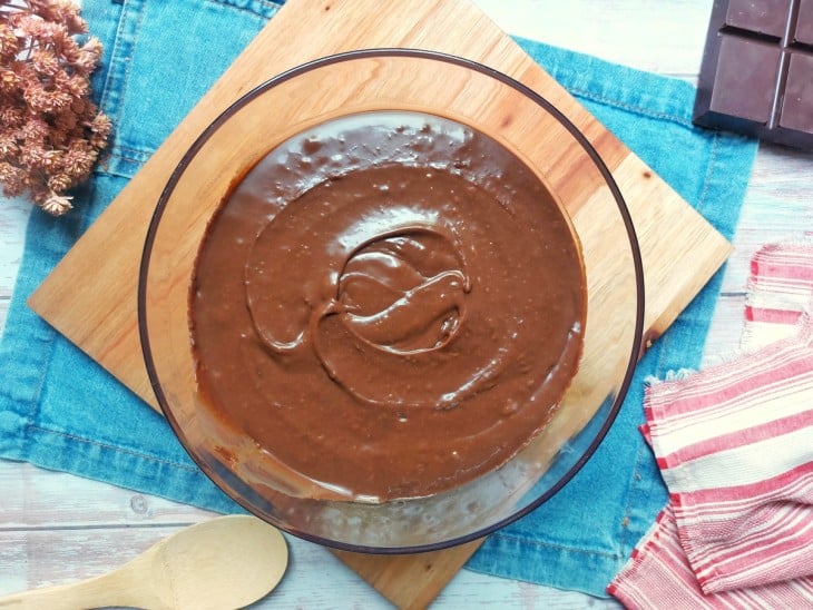 Refratário com creme de chocolate para recheio de bolo com textura cremosa.