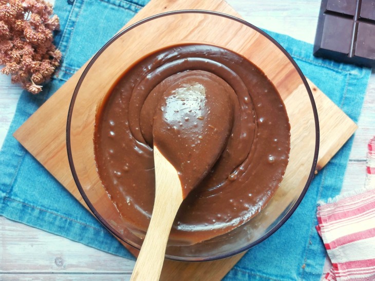 Creme de chocolate para recheio de bolo em um refratário.